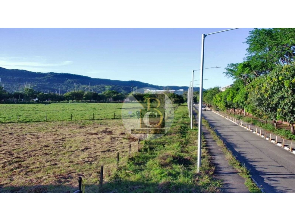 SE VENDE LOTE PARA USO MIXTO FRENTE COLEGIO BRAULIO GONZALEZ CAM — foto 2
