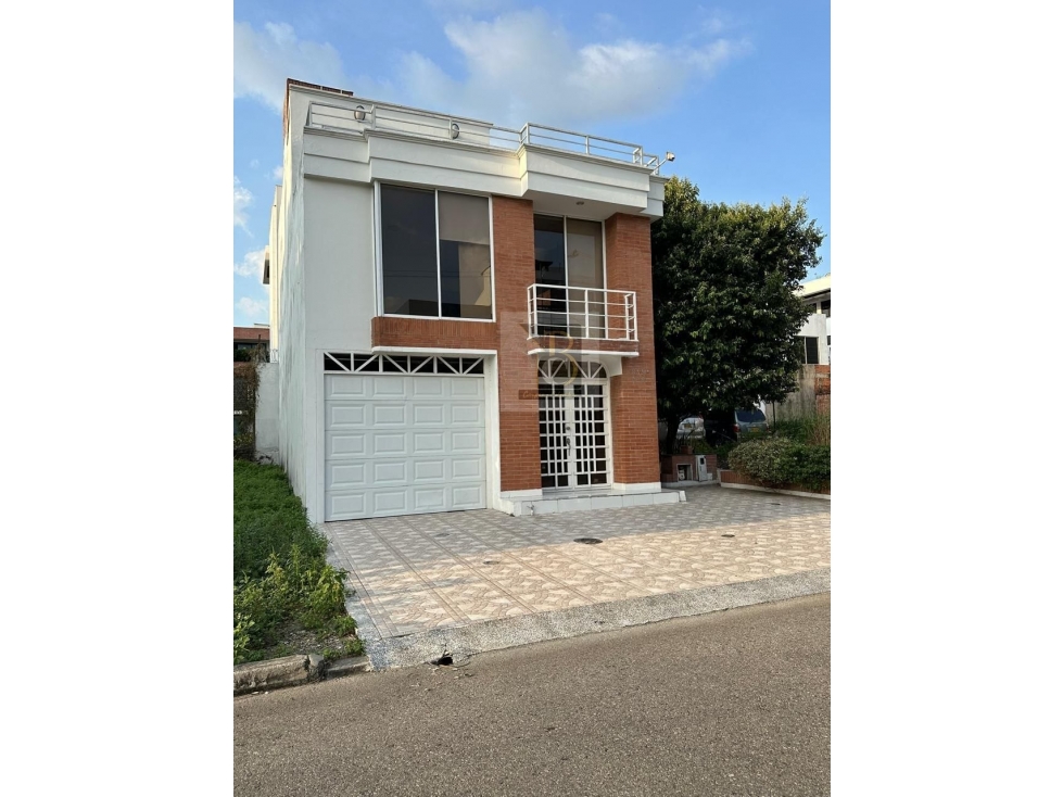 SE VENDE CASA BARRIO ALBORAN 2 PISOS YOPAL