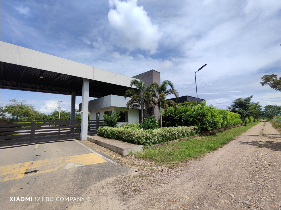 VENTA LOTE CON TRES FRENTES EN CONDOMINIO TURPIALES YOPAL. — foto 2