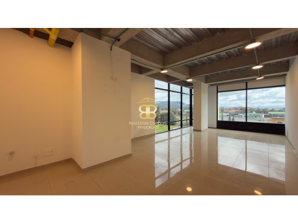 SE VENDE OFICINA EN SABANA PARK - 2