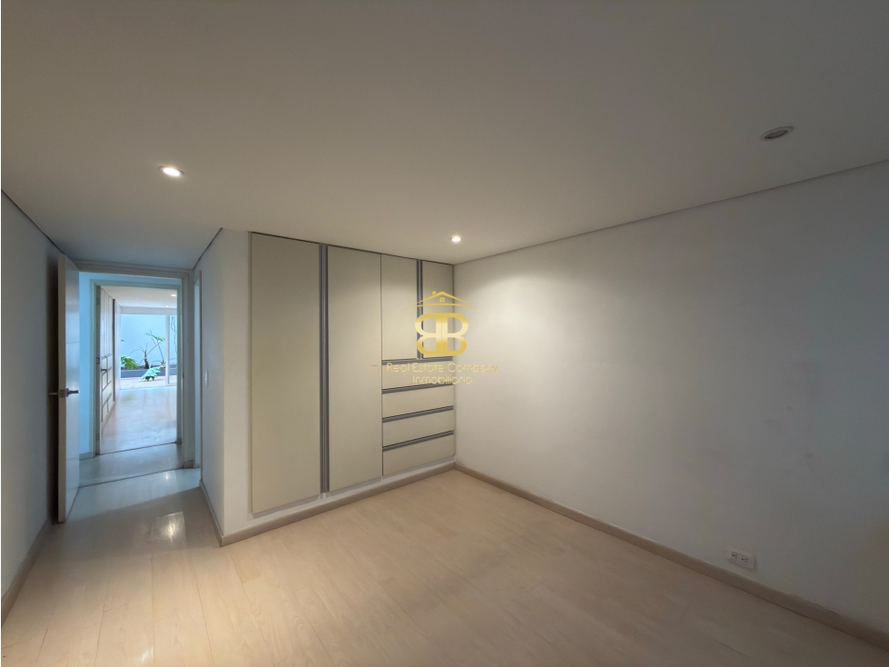 SE VENDE Y SE ARRIENDA APARTAMENTO EN EL CHICÓ CON TERRAZA PRIVADA