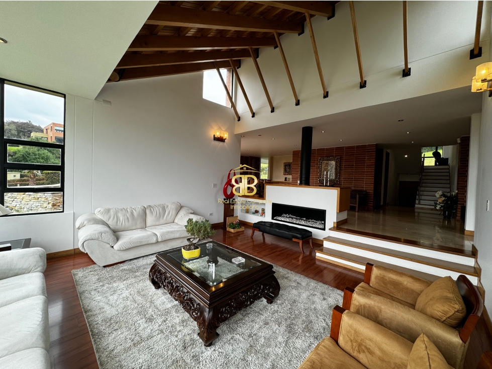 SE VENDE MAGNÍFICA CASA EN LA CALERA