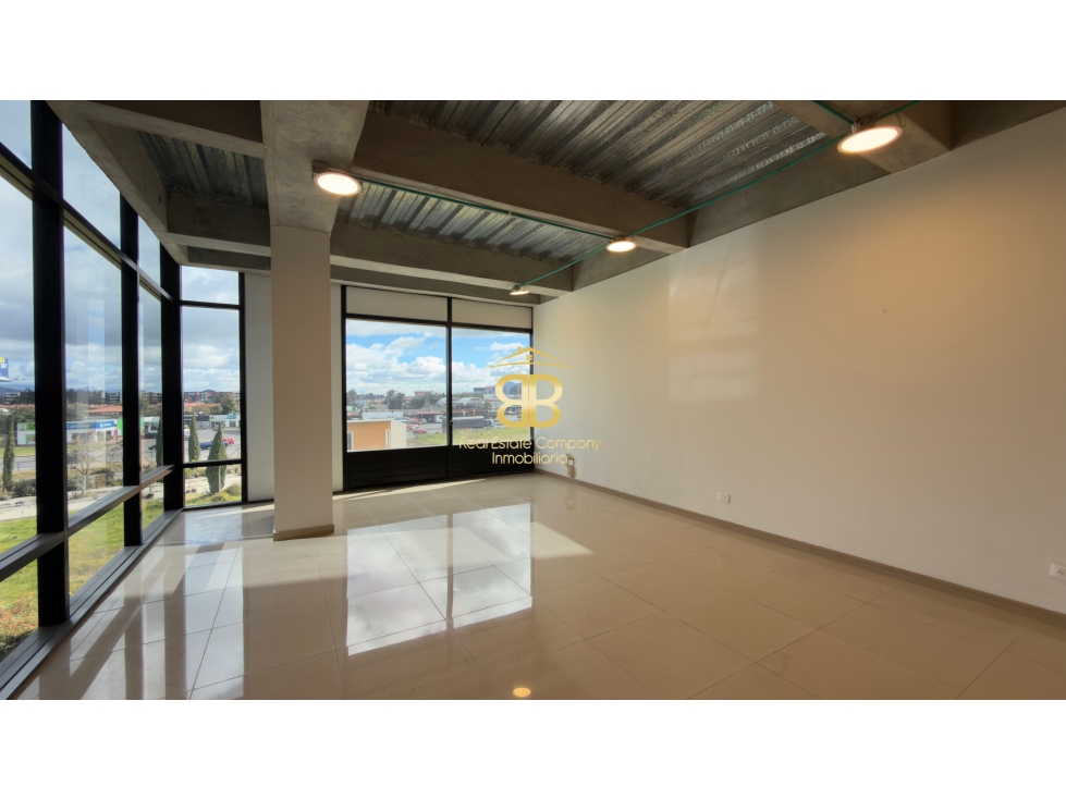 SE VENDE OFICINA EN SABANA PARK - 4