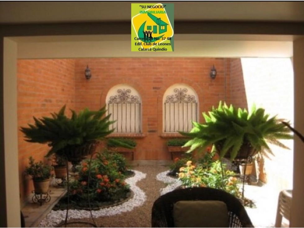 CASA CON DOS JARDINES INTERIORES Y MUEBLES EMPOTRADOS EN CEDRO CARTAGO - 2