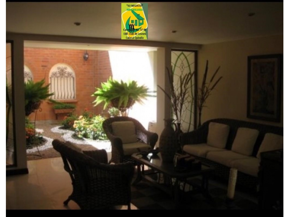 CASA CON DOS JARDINES INTERIORES Y MUEBLES EMPOTRADOS EN CEDRO CARTAGO - 3