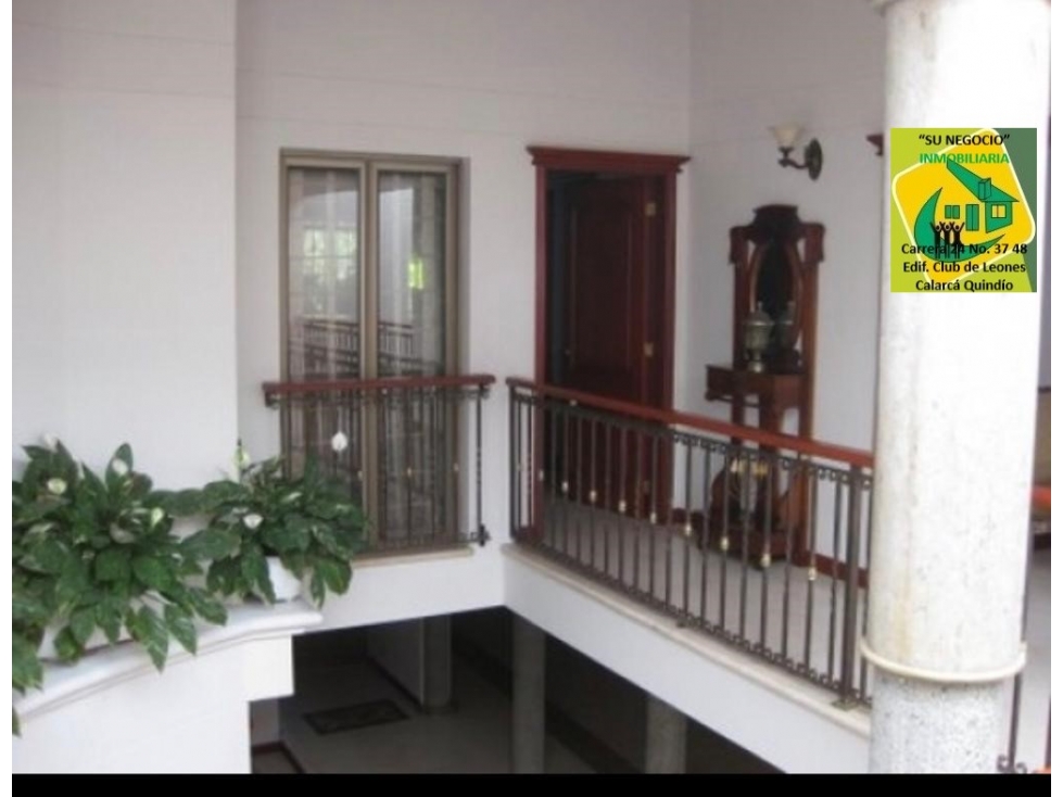 CASA CON DOS JARDINES INTERIORES Y MUEBLES EMPOTRADOS EN CEDRO CARTAGO - 4