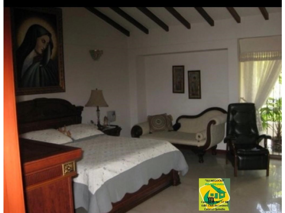 CASA CON DOS JARDINES INTERIORES Y MUEBLES EMPOTRADOS EN CEDRO CARTAGO - 5