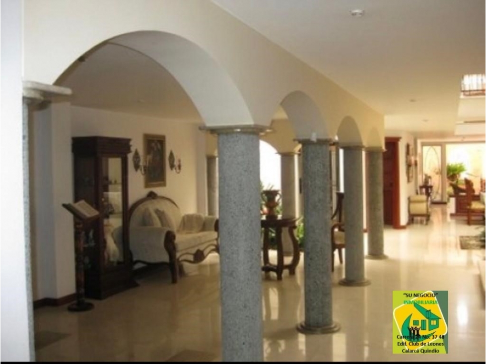 CASA CON DOS JARDINES INTERIORES Y MUEBLES EMPOTRADOS EN CEDRO CARTAGO - 6