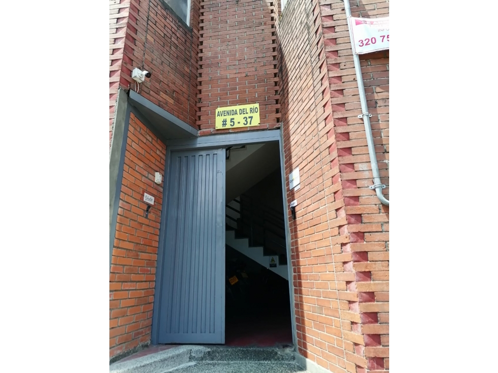 ¡Se arrienda amplia bodega, Av del río, Pereira! - 5