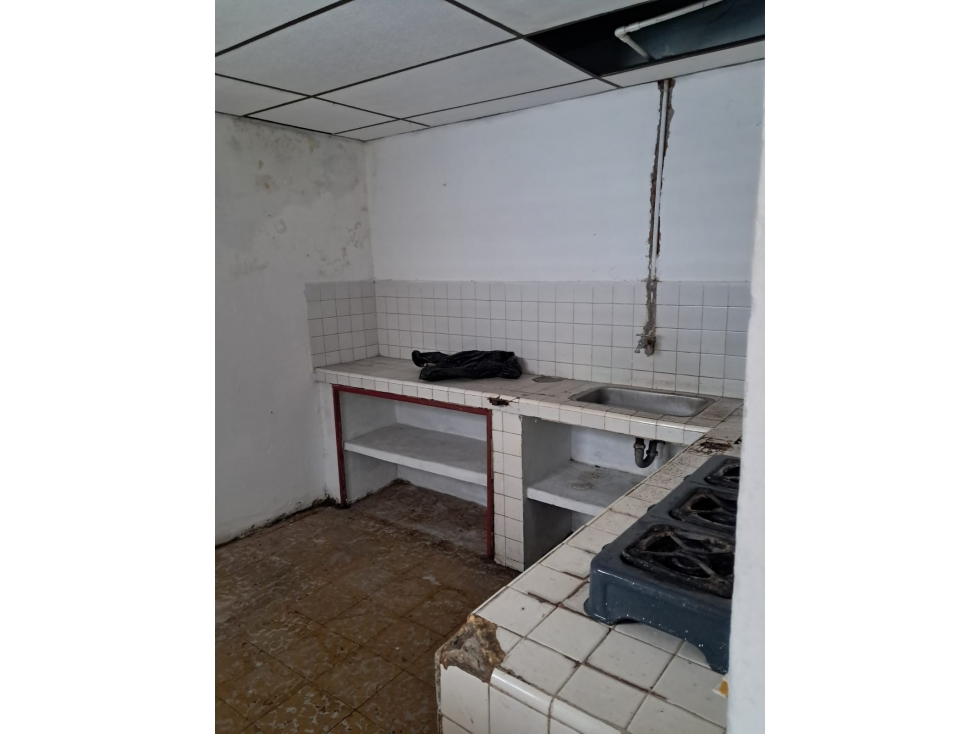 SE VENDE CASA CON 2 PISOS INDEPENDEINTES PARA REMODELAR