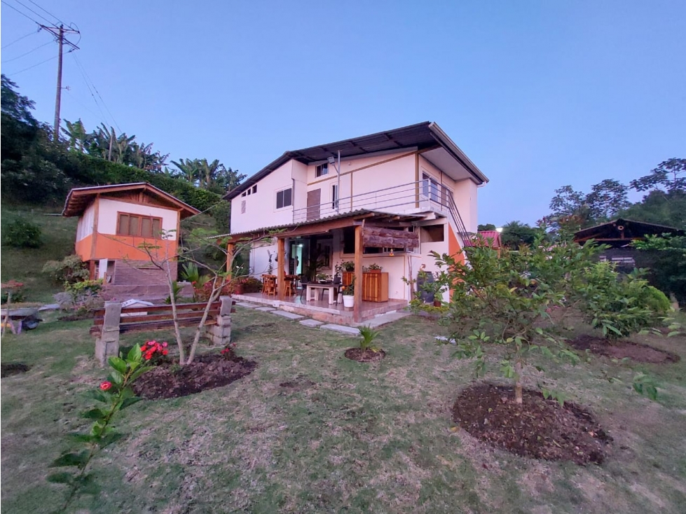 SE VENDEHERMOSA CASA CAMPESTRE VIA MORELIA