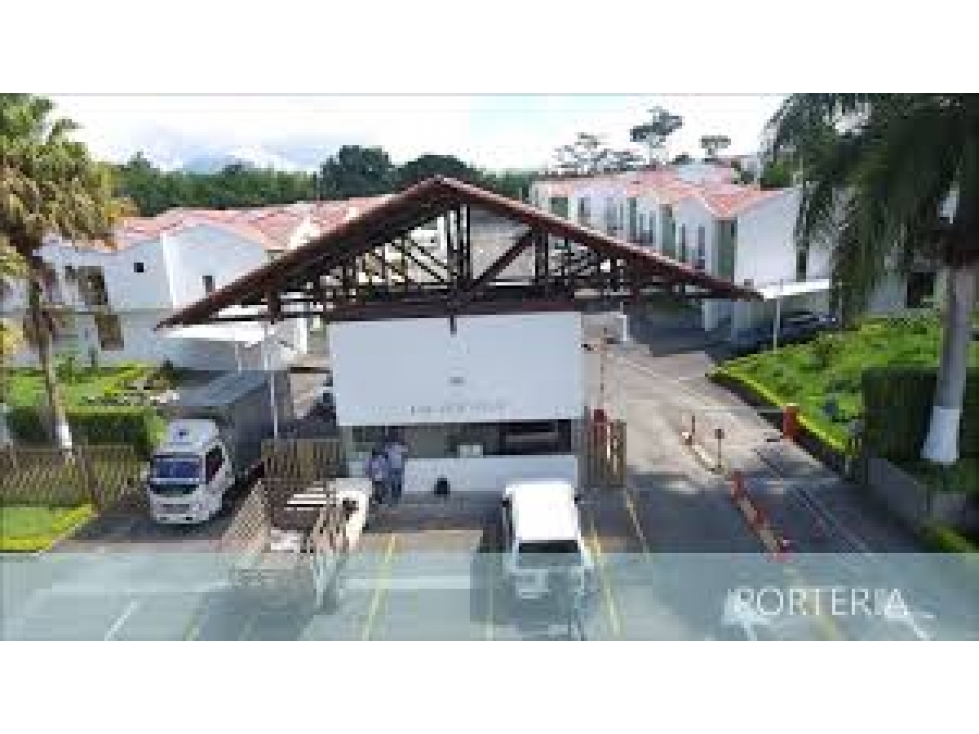 Se vende hermosa casa esquinera conjunto cerrado avenida las Americas