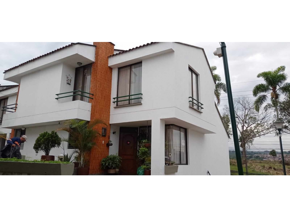 SE VENDE HERMOSA CASA EN CONJUNTO CERRADO EN AV SUR