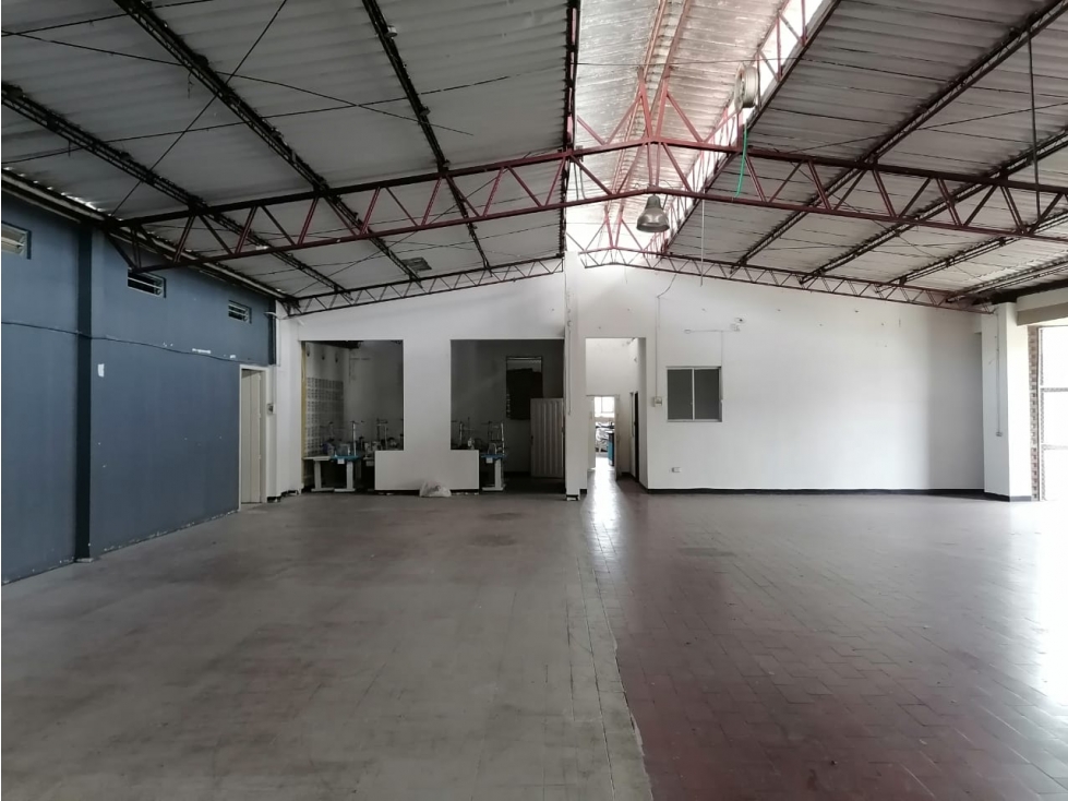 ¡Se arrienda amplia bodega, Av del río, Pereira! - 4