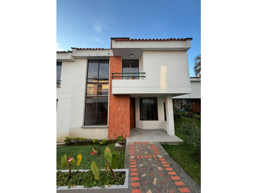 SE VENDE HERMOSA CASA EN CONJUNTO CERRADO EN LA AVENIDA SUR