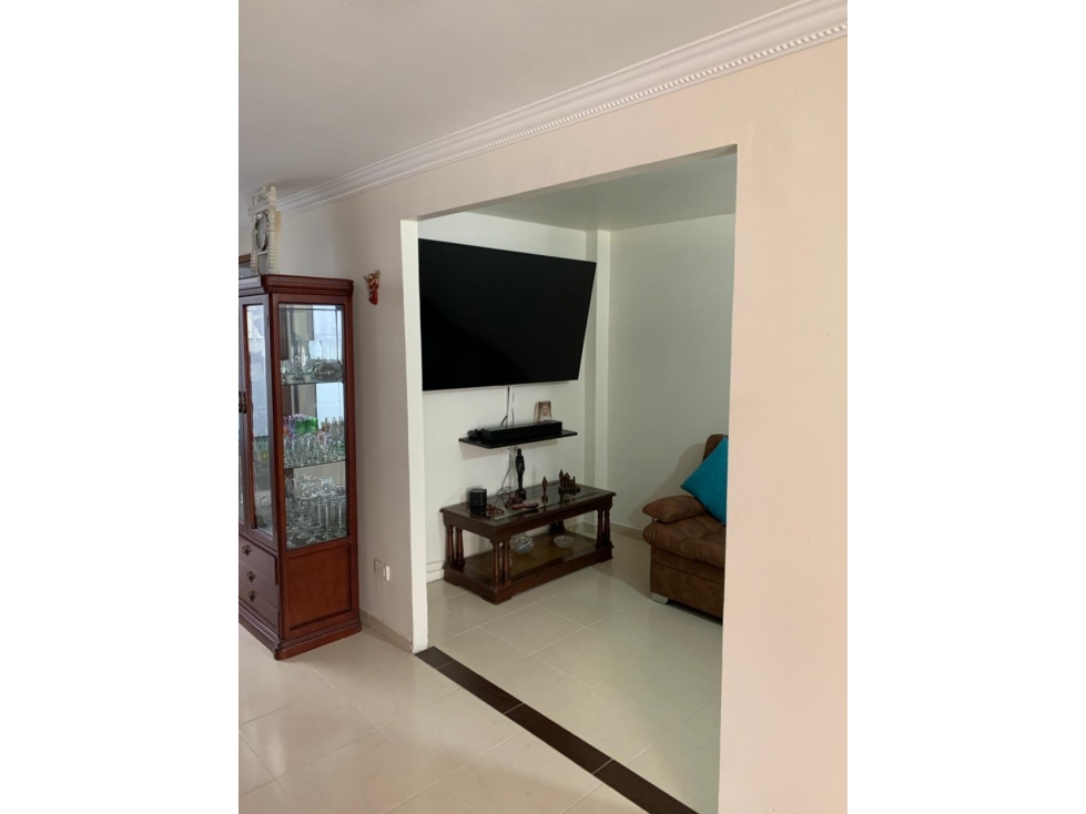 SE VENDE CASA EN AVENIDA SUR ESPECTACULAR - 2