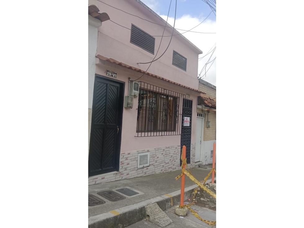 SE VENDE CASA CON DOS VIVIENDAS INDEPENDIENTES EN EL CENTRO