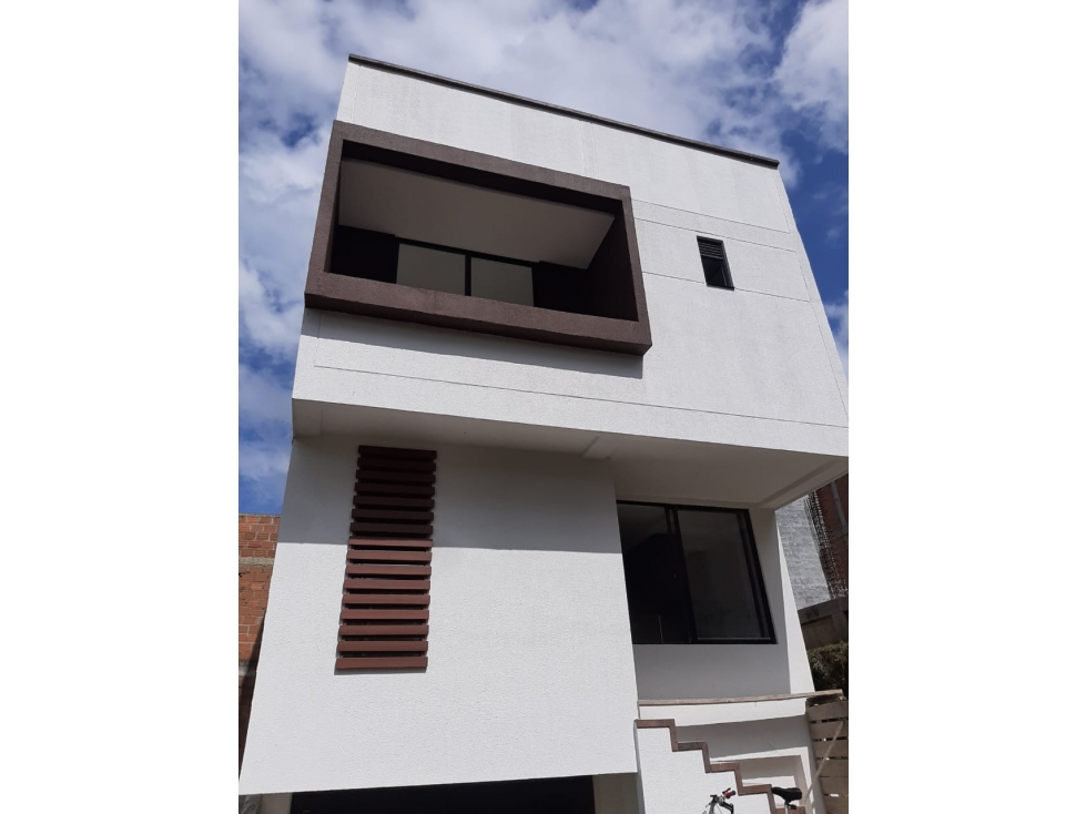 SE VENDE HERMOSA CASA DE 4 PISOS EN LA PRADERA — foto 2