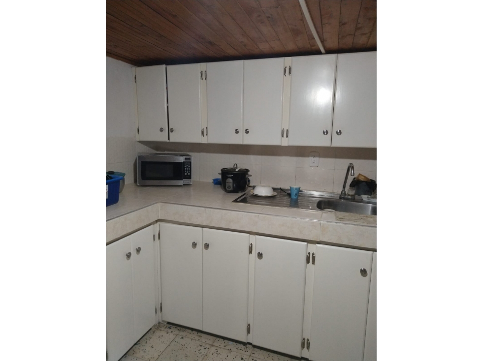 SE VENDE CASA CON TRES VIVIENDAS INDEPENDIENTES EN EL CENTRO