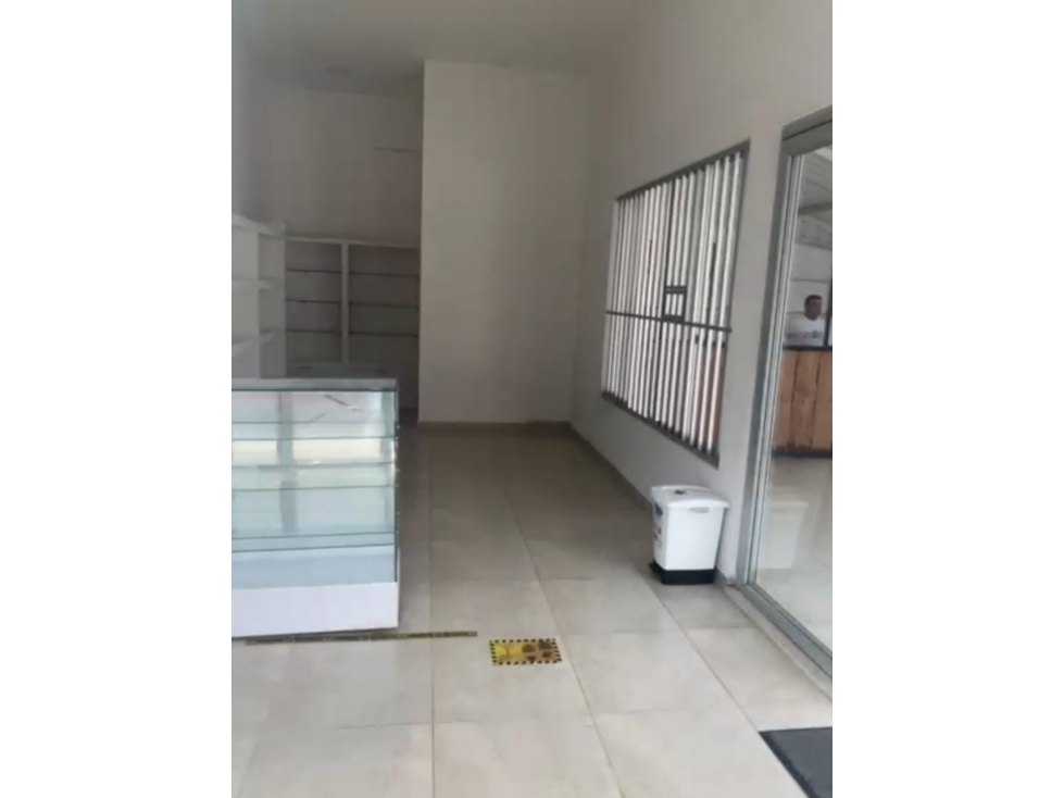 SE VENDE LOCAL COMERCIAL ESQUINERO