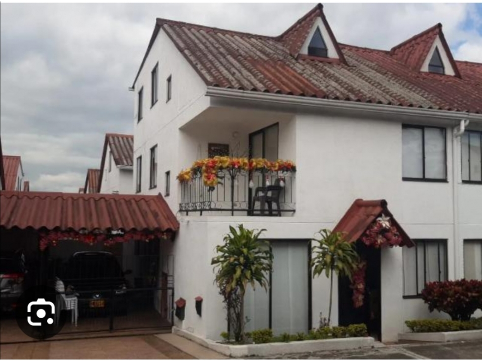 Se Vende Espectacular Casa en Conjunto Cerrado Av. 30 de Agosto.