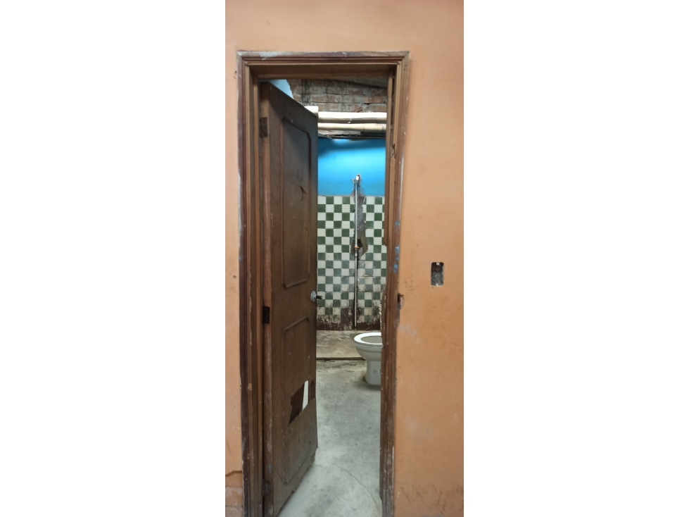 SE VENDE CASA GRANDE PARA REMODELAR A UNA CUADRA DE PARQUE ARBOLEDA — foto 3