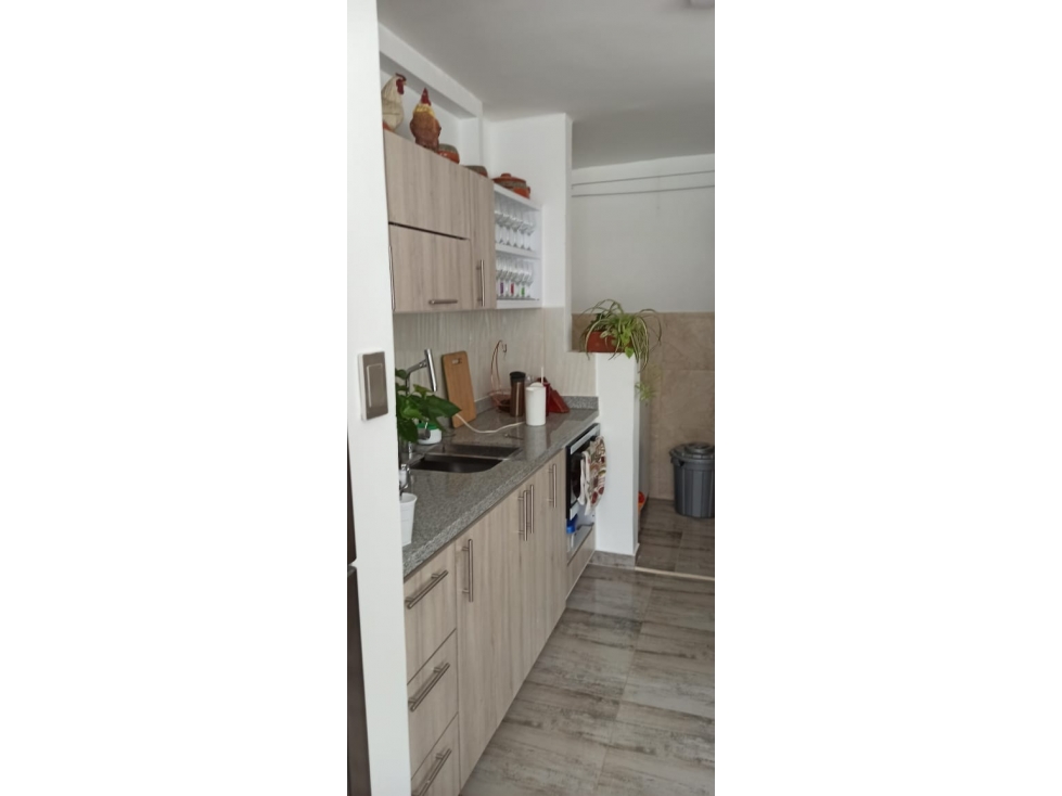 SE VENDE HERMOSO APARTAMENTO REMODELADO EN LOS ALPES — foto 6