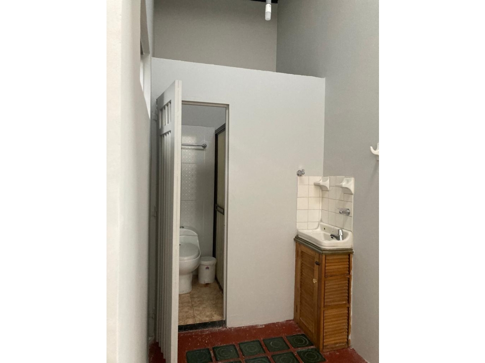 SE VENDE CASA BIFAMILIAR, CON 2 ENTRADAS INDEPENDIENTES EN EL CENTRO — foto 2