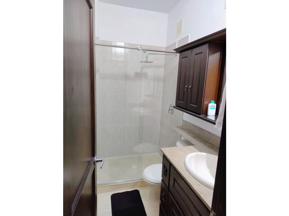 SE VENDE APARTAMENTO MODERNO, CON BALCON! — foto 2