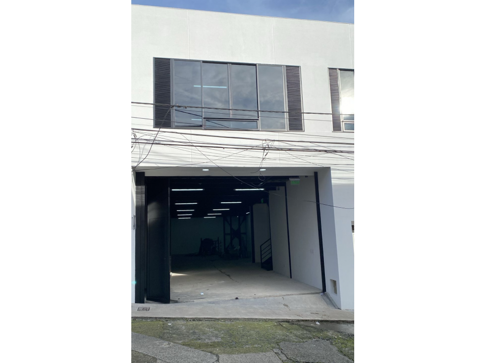 SE VENDE BODEGA EN EL CENTRO DE PEREIRA AREA 400M2 - 1