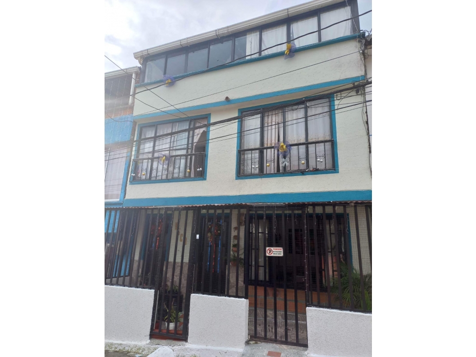 SE VENDE Casa de 3 Pisos con 2 Apartamentos independientes