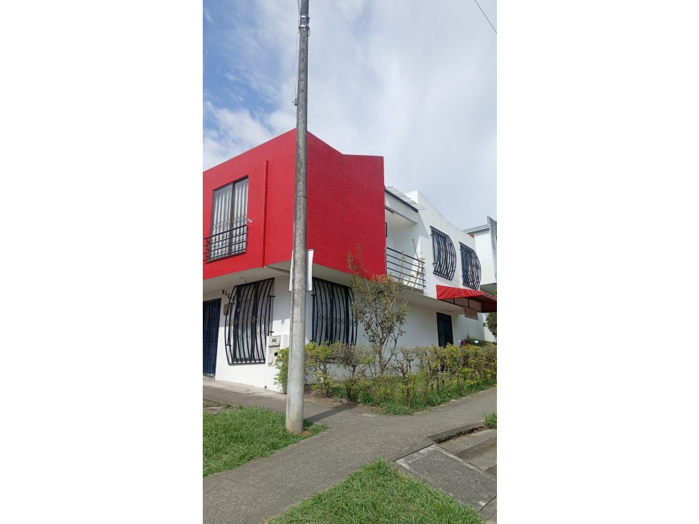 Se vende casa dúplex esquinera con local comercial en Pereira