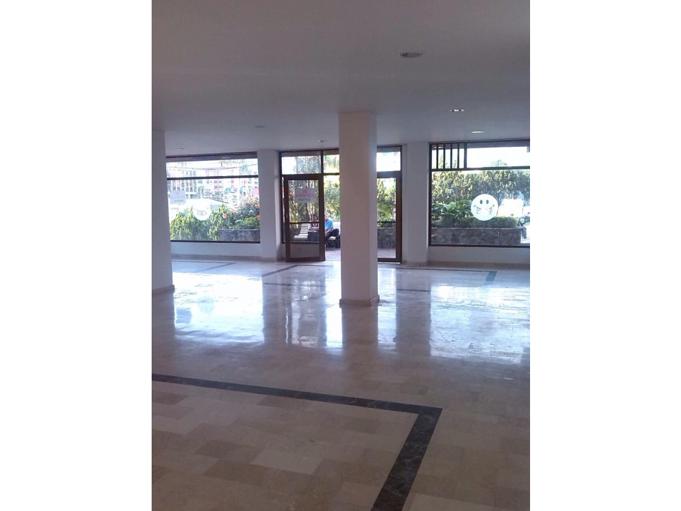 Se vende Local en Pinares