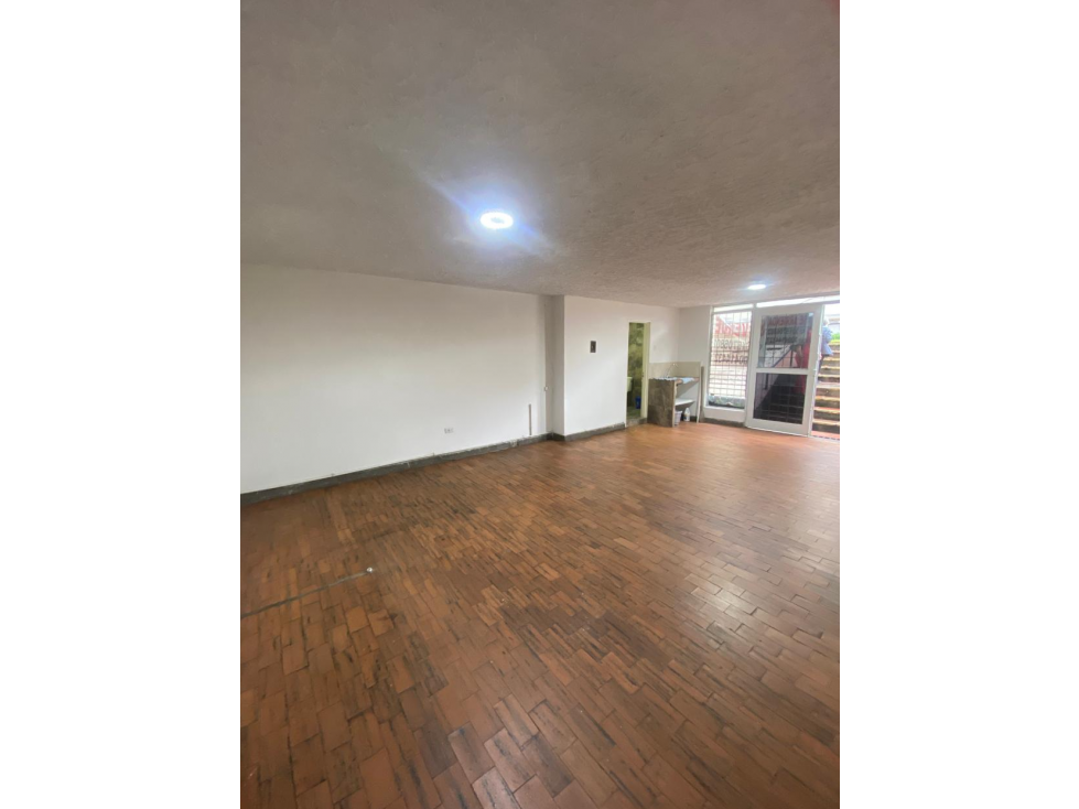 SE VENDE LOCAL EN LA AV 30 DE AGOSTO