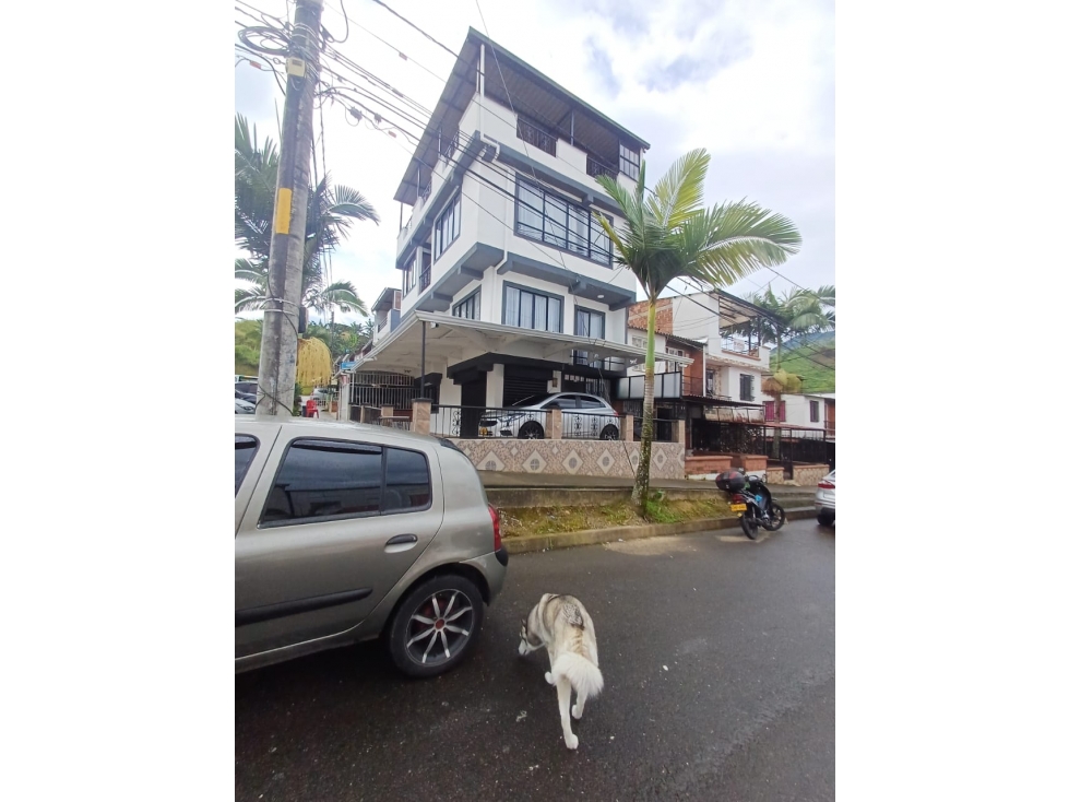 VENDO HERMOSA CASA DE CUATRO NIVELES EN EL PARQUE INDUSTRIAL