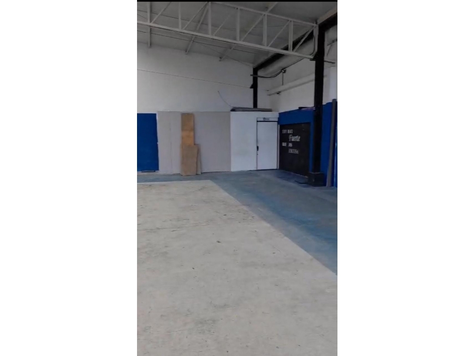 SE ARRIENDA BODEGA EN EL CENTRO - 2