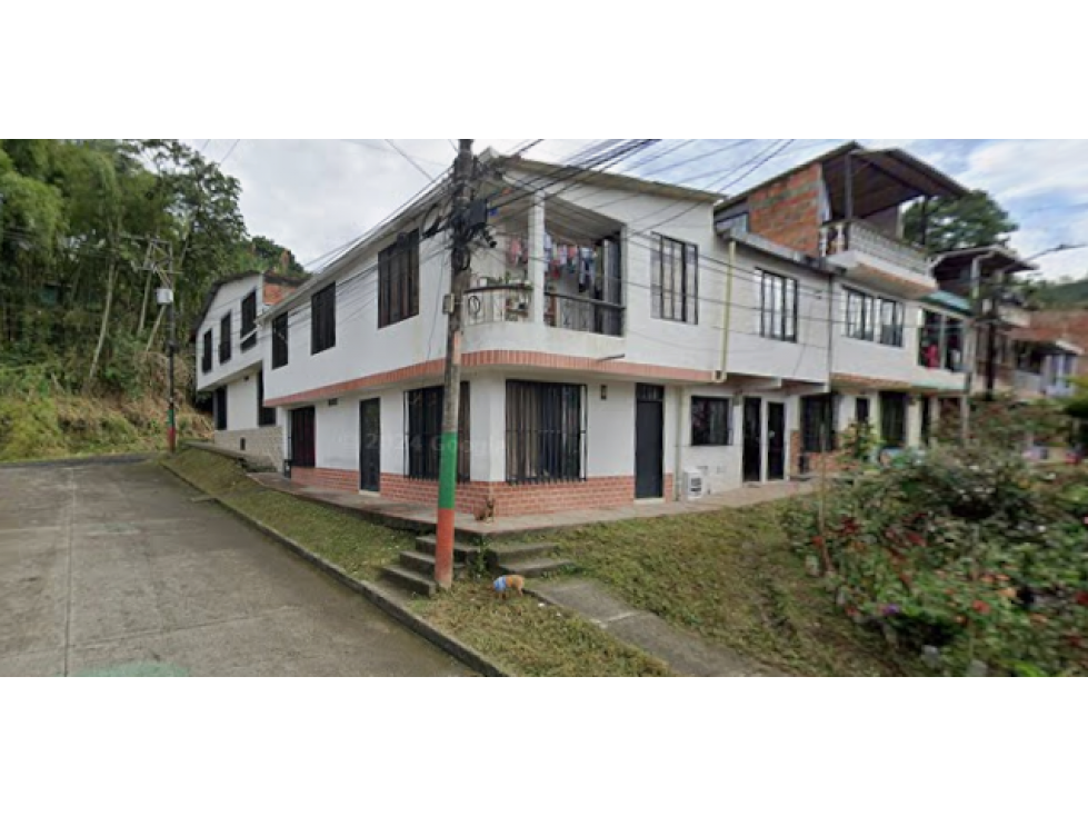 Se vende casa esquinera con 2 rentas y proyección de ampliación