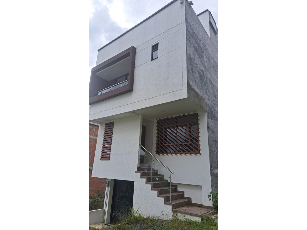 SE VENDE ESPECTACULAR CASA DE 4 PISOS EN LA PRADERA DOSQUEBRADAS