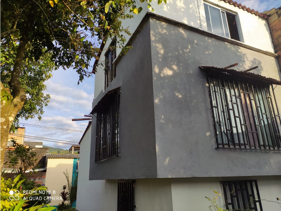 Se vende casa esquinera de 3 niveles en Dosquebradas