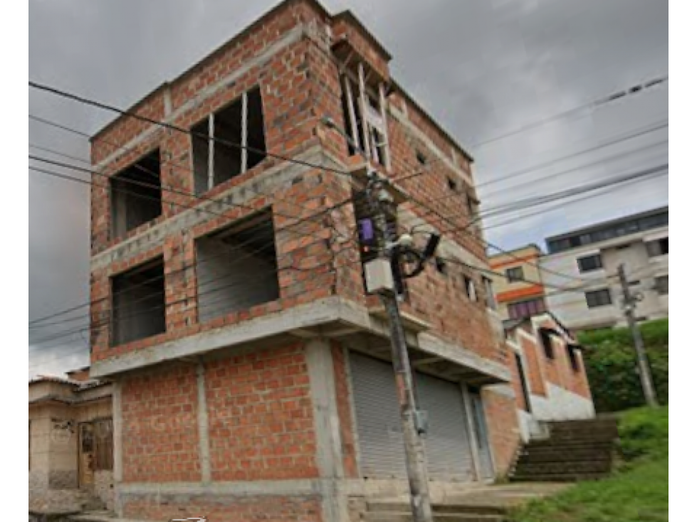 SE VENDE CASA EN SANTA ROSA DE 3 PISOS CON LOCAL