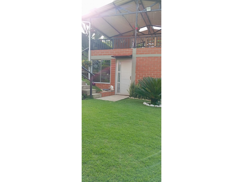 SE VENDE ESPECTACULAR CASA CAMPESTRE CERCA A SANTA ROSA