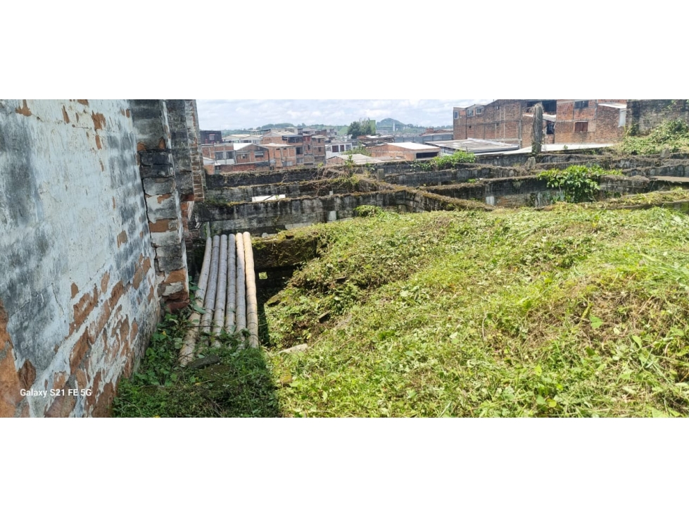 SE VENDE LOTE EN EL CENTRO DE PEREIRA GRANDE