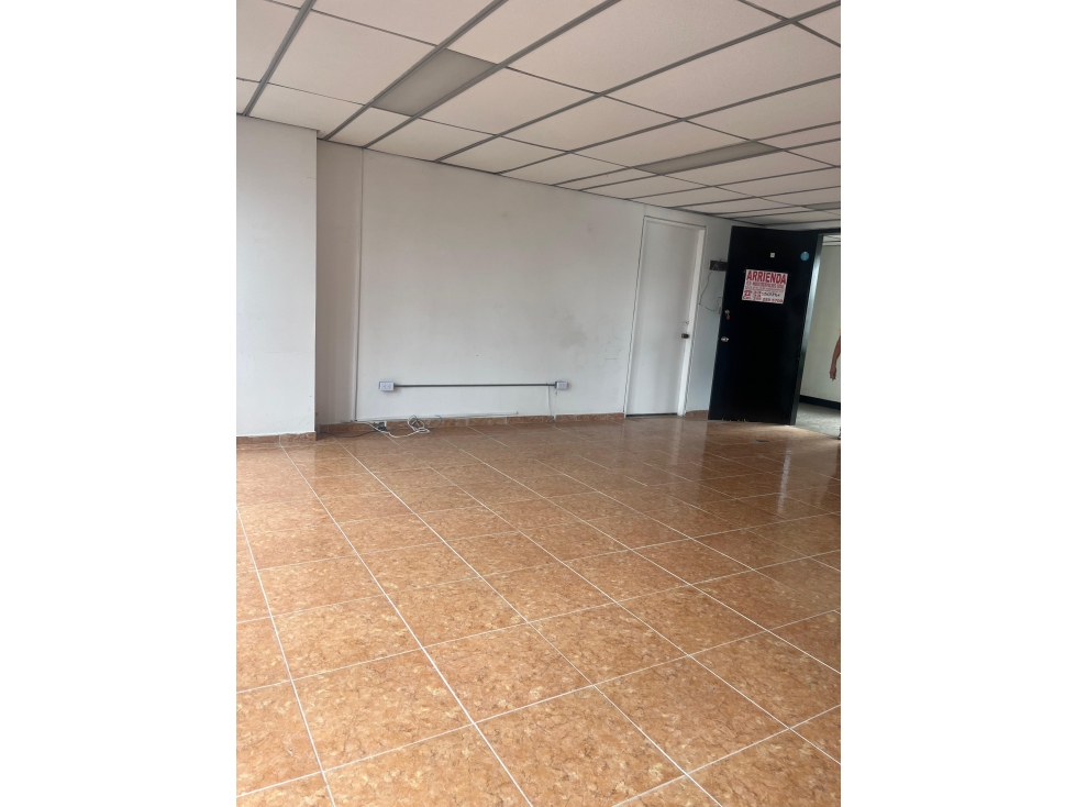 SE VENDE OFICINA EN LA PLAZA DE BOLIVAR CON ASCENSOR — foto 3