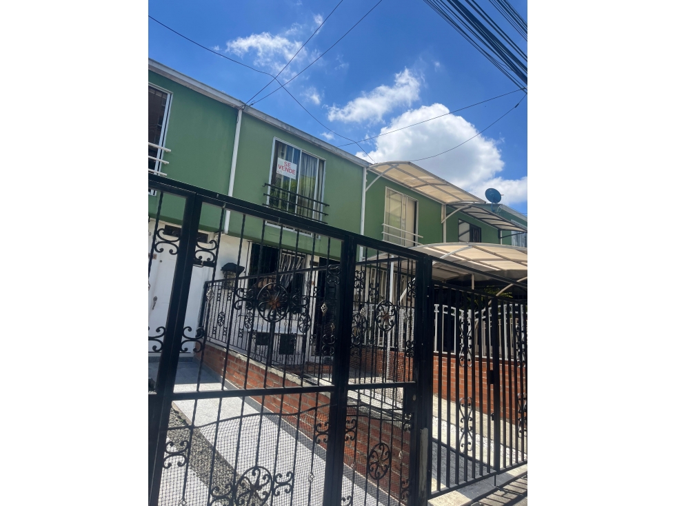 SE VENDE CASA EN ALTAVISTA CON PARQUEADERO PRIVADO