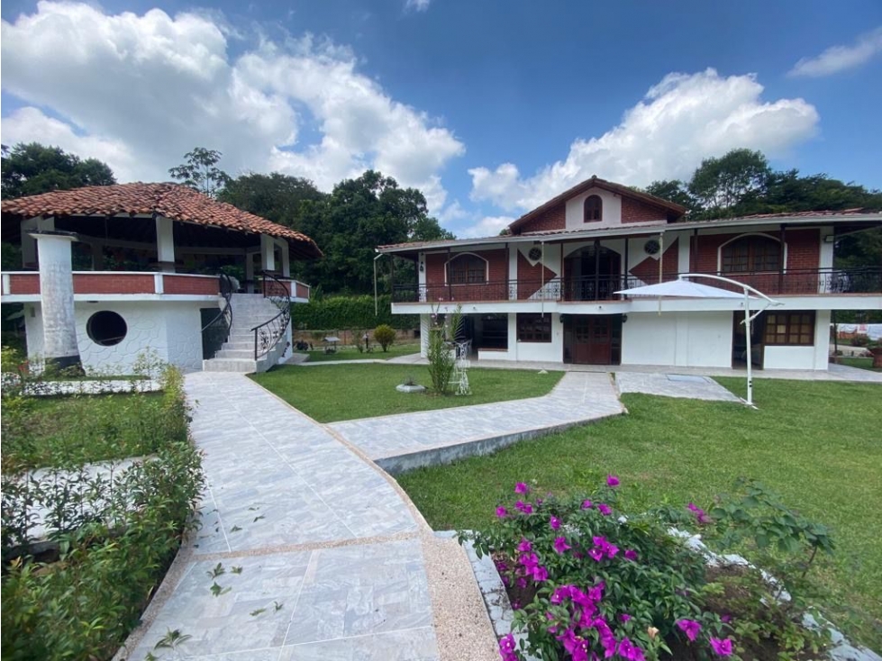 Se vende finca en Combia con piscina y múltiples construcciones