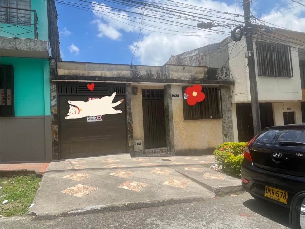 SE VENDE CASA EN EL CENTRO CON GARAJE CERCA A TODO