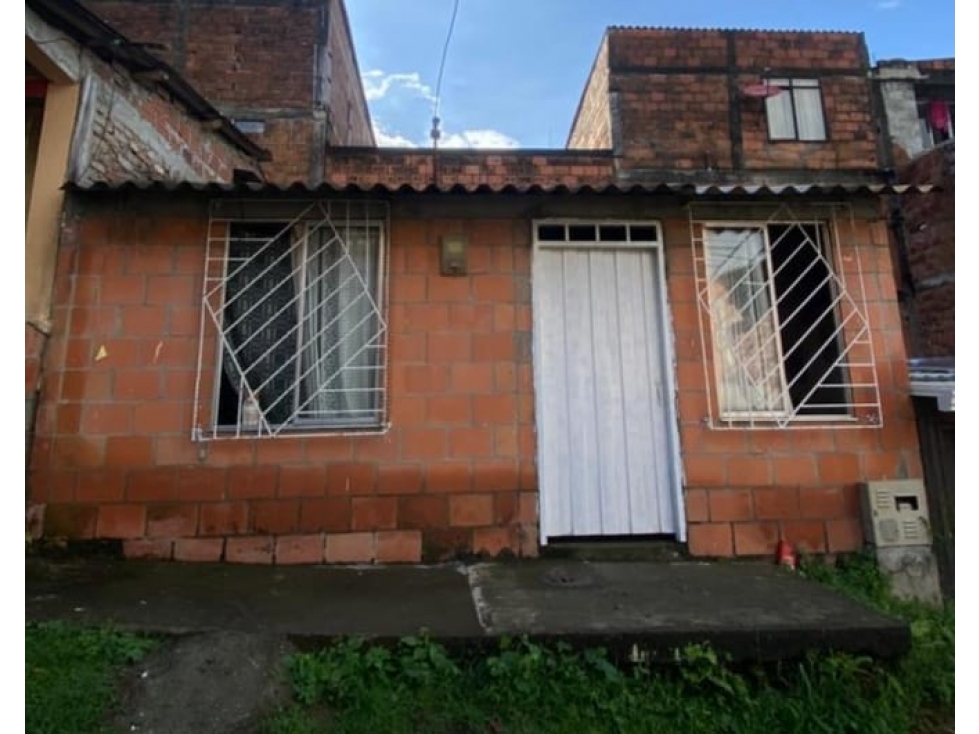 SE VENDE CASA PARA REMODELAR CERCA AL AEROPUERTO PEREIRA