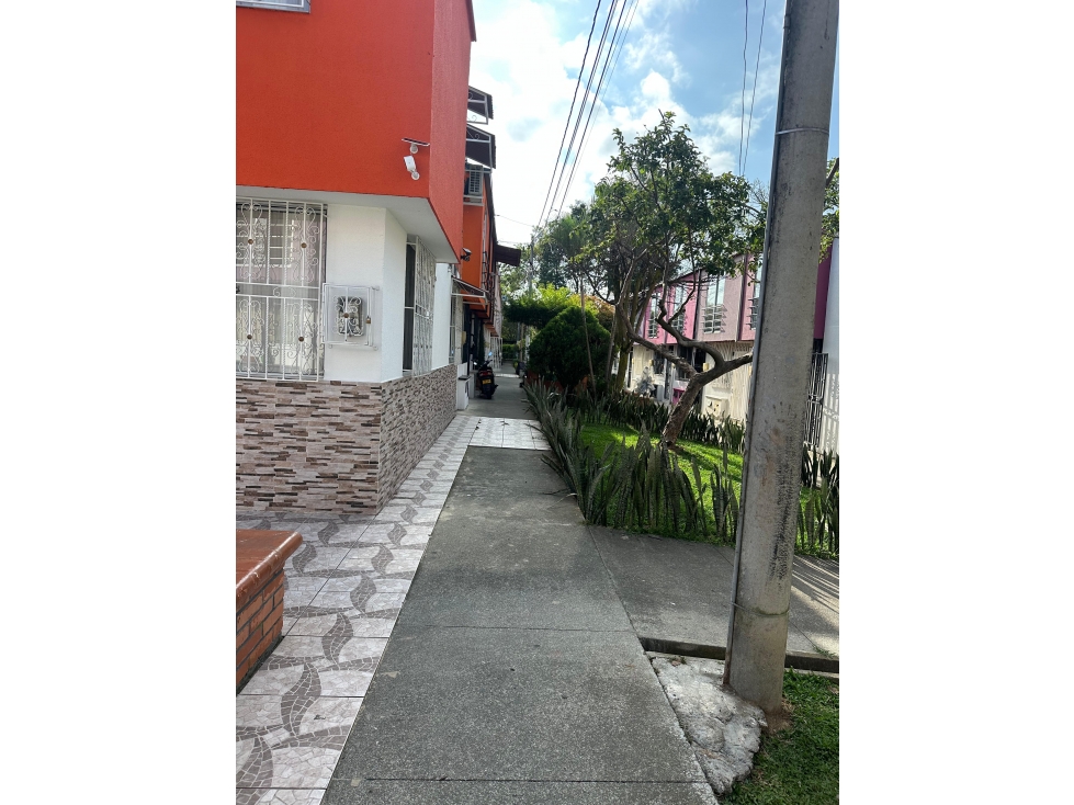 SE VENDE O PERMUTA CASA ESQUINERA EN ALTAVISTA REMODELADA VECHICULAR — foto 2