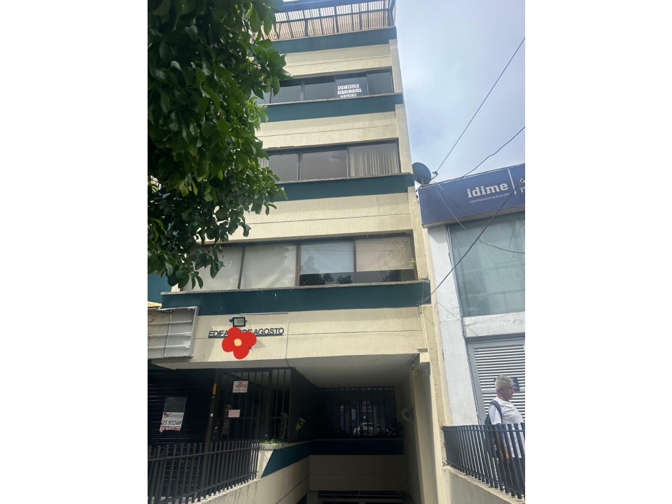 SE VENE APARTAMENTO EN LA AVENIDA 30 DE AGOSTO AREA 170M2