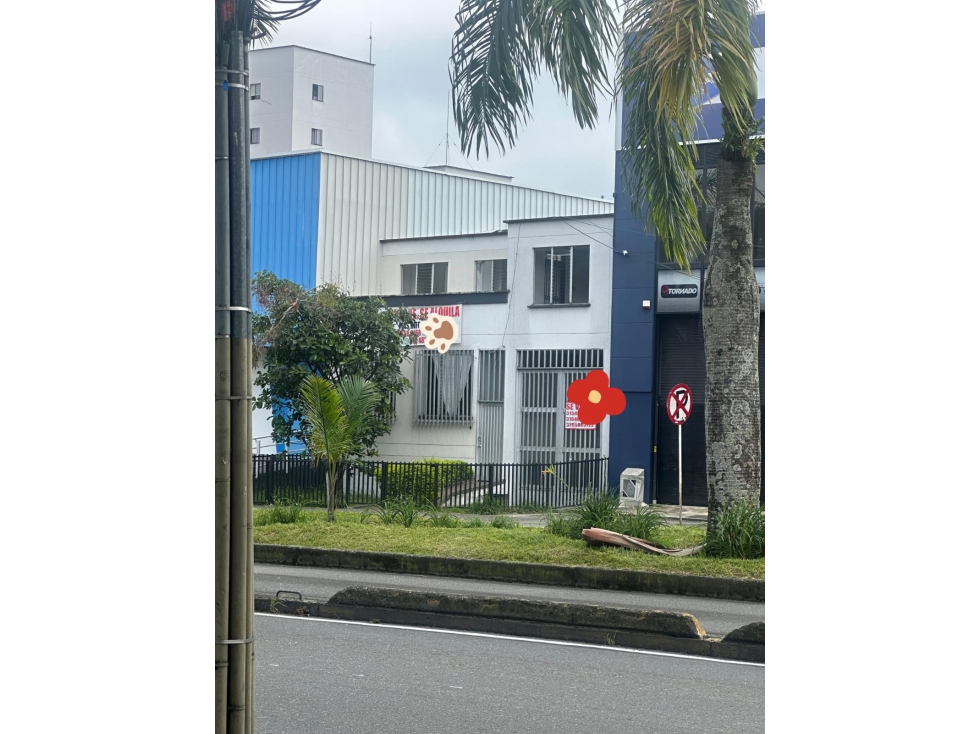 SE VENDE O PERMUTA CASA EN LA AVENIDA 30 DE AGOSTO CON 4 RENTAS